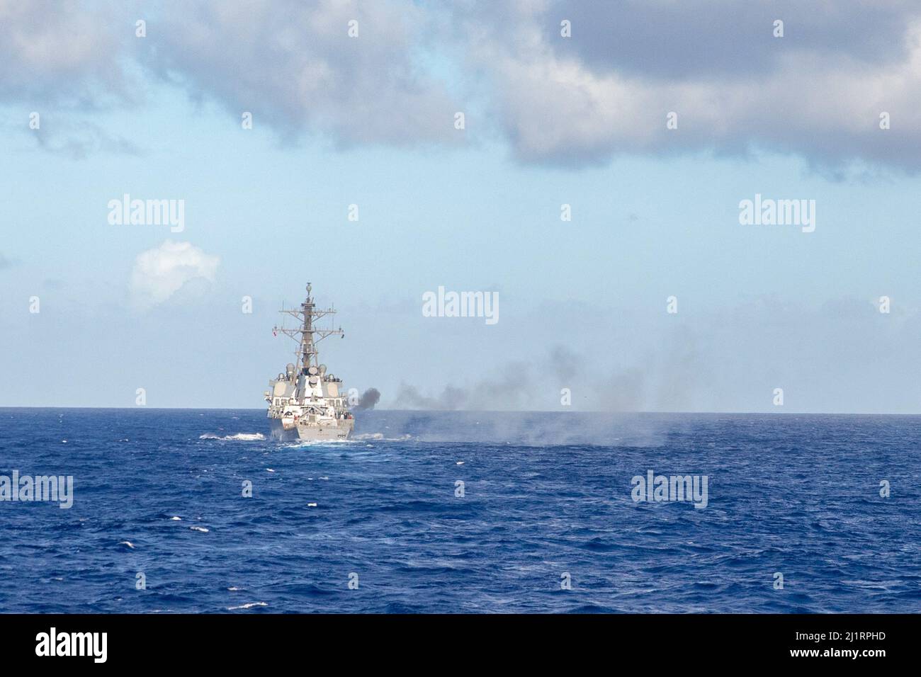 220320-N-KW492-1139 PHILIPPINE SEA (March 20, 2022) The Arleigh Burke-class guided-missile destroyer USS Higgins (DDG 76) fires a 5-inch gun during a live-fire exercise. Higgins is assigned to Destroyer Squadron (DESRON) 15, Navy’s largest forward-deployed DESRON and the U.S. 7th Fleet’s principal fighting force, and is underway supporting a free and open Indo-Pacific. (U.S. Navy photo by Mass Communication Specialist 2nd Class Ryre Arciaga) Stock Photo