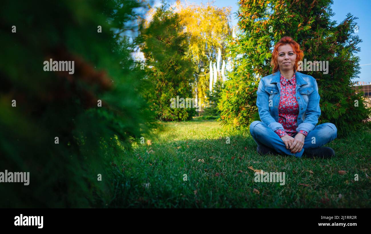 Attractive young woman ginger hair hi-res stock photography and images ...