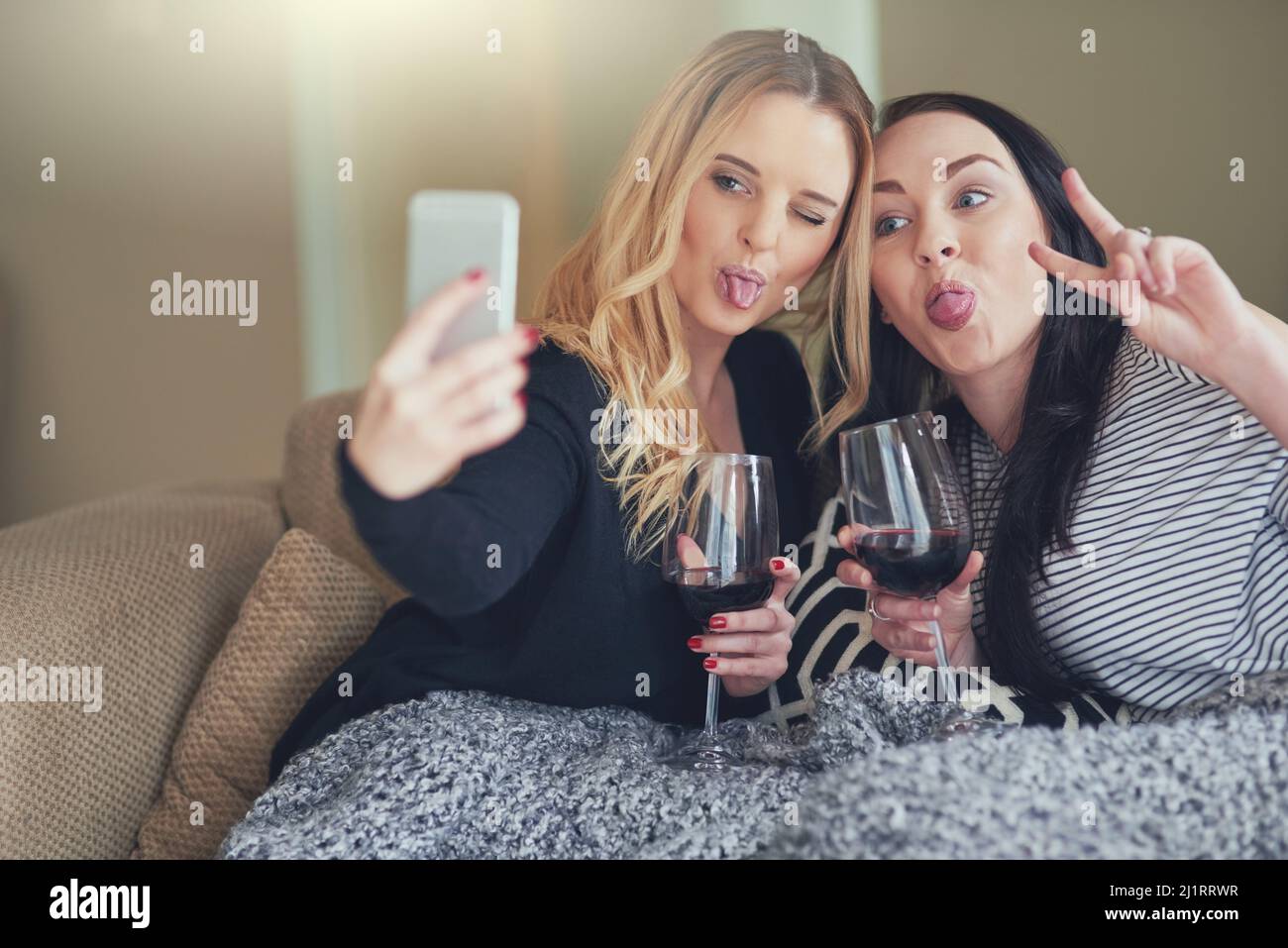 best friends teenage girls together having fun, posing emotional isolated  white background, besties happy smiling, lifestyle people concept close up.  making selfie Stock Photo - Alamy