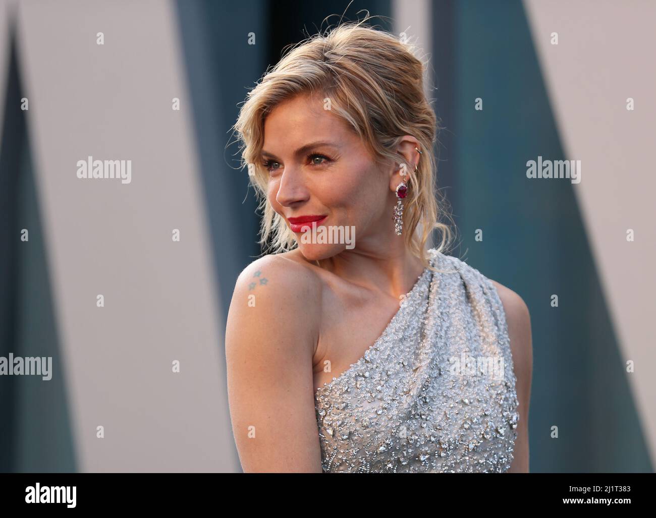 Sienna Miller arrives at the Vanity Fair Oscar party during the 94th Academy Awards in Beverly Hills, California, U.S., March 27, 2022.    REUTERS/Danny Moloshok Stock Photo