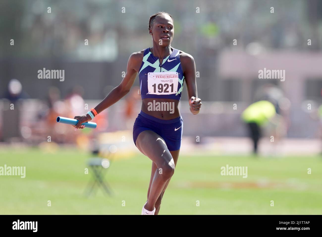Athing Mu runs the anchor leg on the USA Red women's 4 x 400m relay