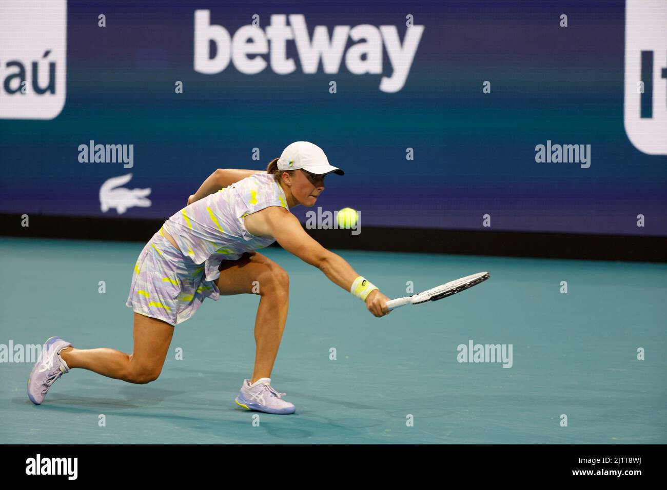 Miami Gardens, Florida, USA. 27th Mar, 2022. Iga Swiatek of Poland defeats Madison Brengle of United States during the 2022 Miami Open presented by Itaú at Hard Rock Stadium on March 27, 2022 in Miami Gardens, Florida People: Iga Swiatek Credit: Hoo Me/Media Punch/Alamy Live News Stock Photo