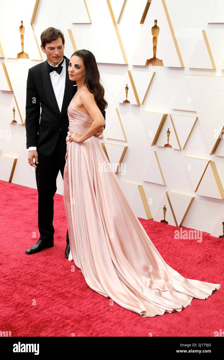 Los Angeles, CA. 27th Mar, 2022. Ashton Kutcher, Mila Kunis at arrivals for 94th Academy Awards - Arrivals 2, Dolby Theatre, Los Angeles, CA March 27, 2022. Credit: Priscilla Grant/Everett Collection/Alamy Live News Stock Photo