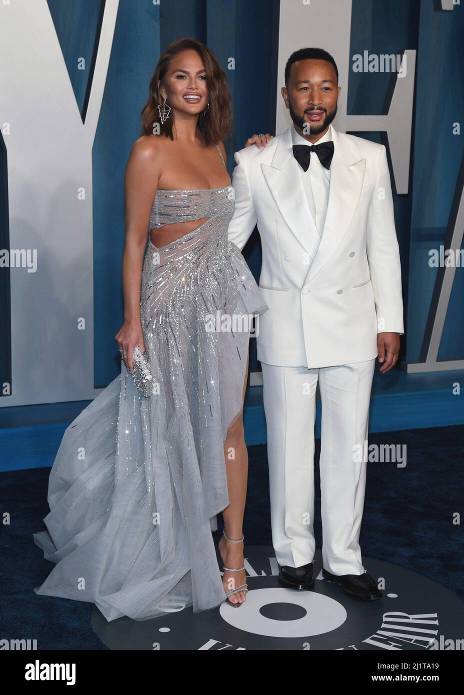 Chrissy Teigen and John Legend walking on the red carpet at the 2022(02)