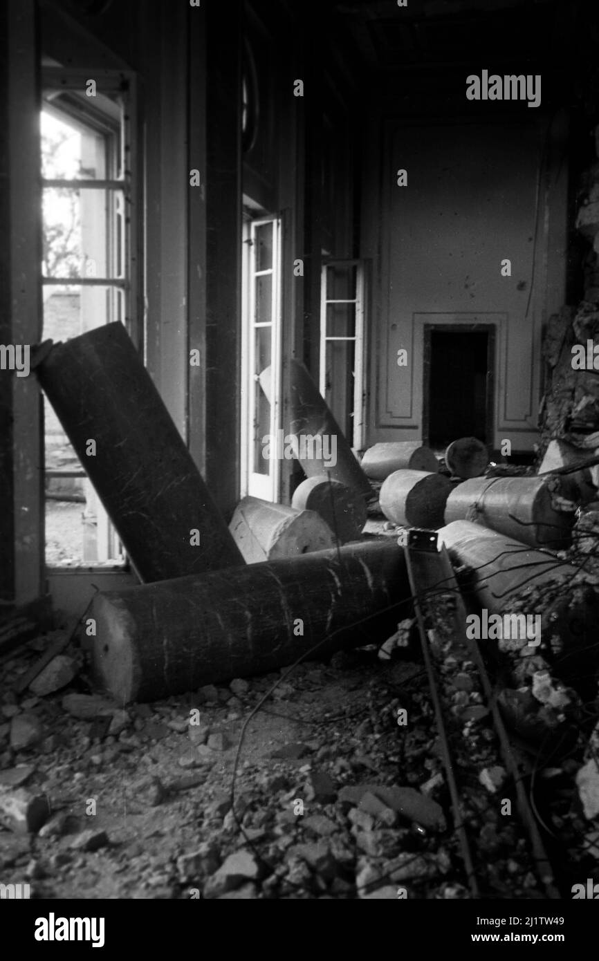 Collapsed Marble Zerstörte Marmorsäulen im Inneren der Neuen Reichskanzlei, 1946 ...