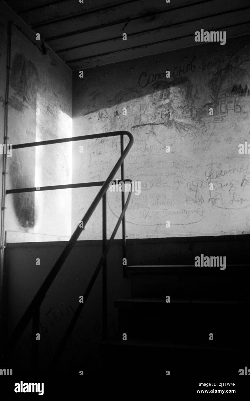 Sowjetische Graffiti im Treppenhaus des Führerbunkers, 1947. Soviet graffiti on the staircase wall of Hitler's bunker, 1947. Stock Photo