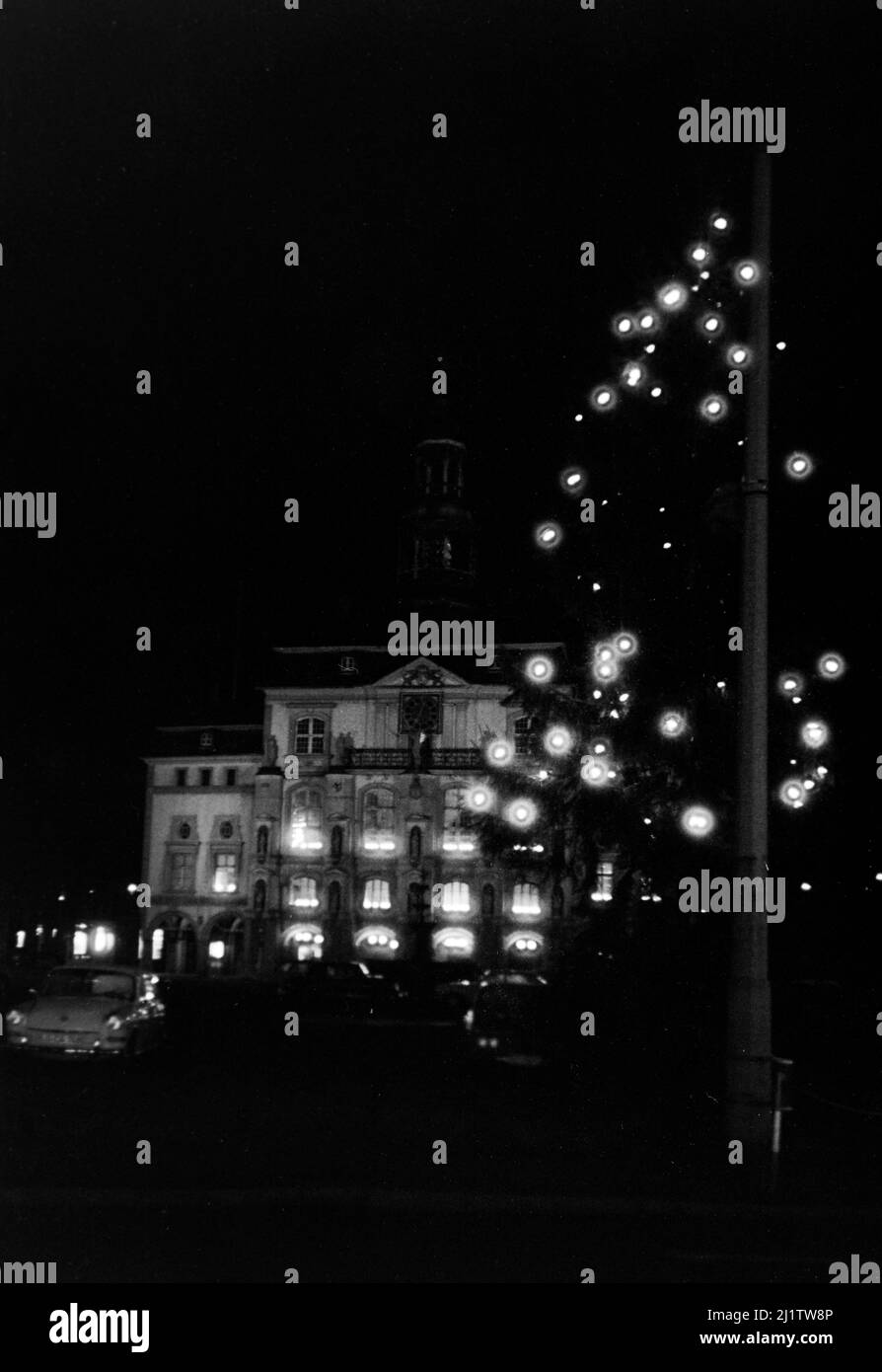 Beleuchtetes Rathaus am Marktplatz in Lüneburg, 1962. Illuminated Town Hall at the Market Square in Lüneburg, 1962. Stock Photo