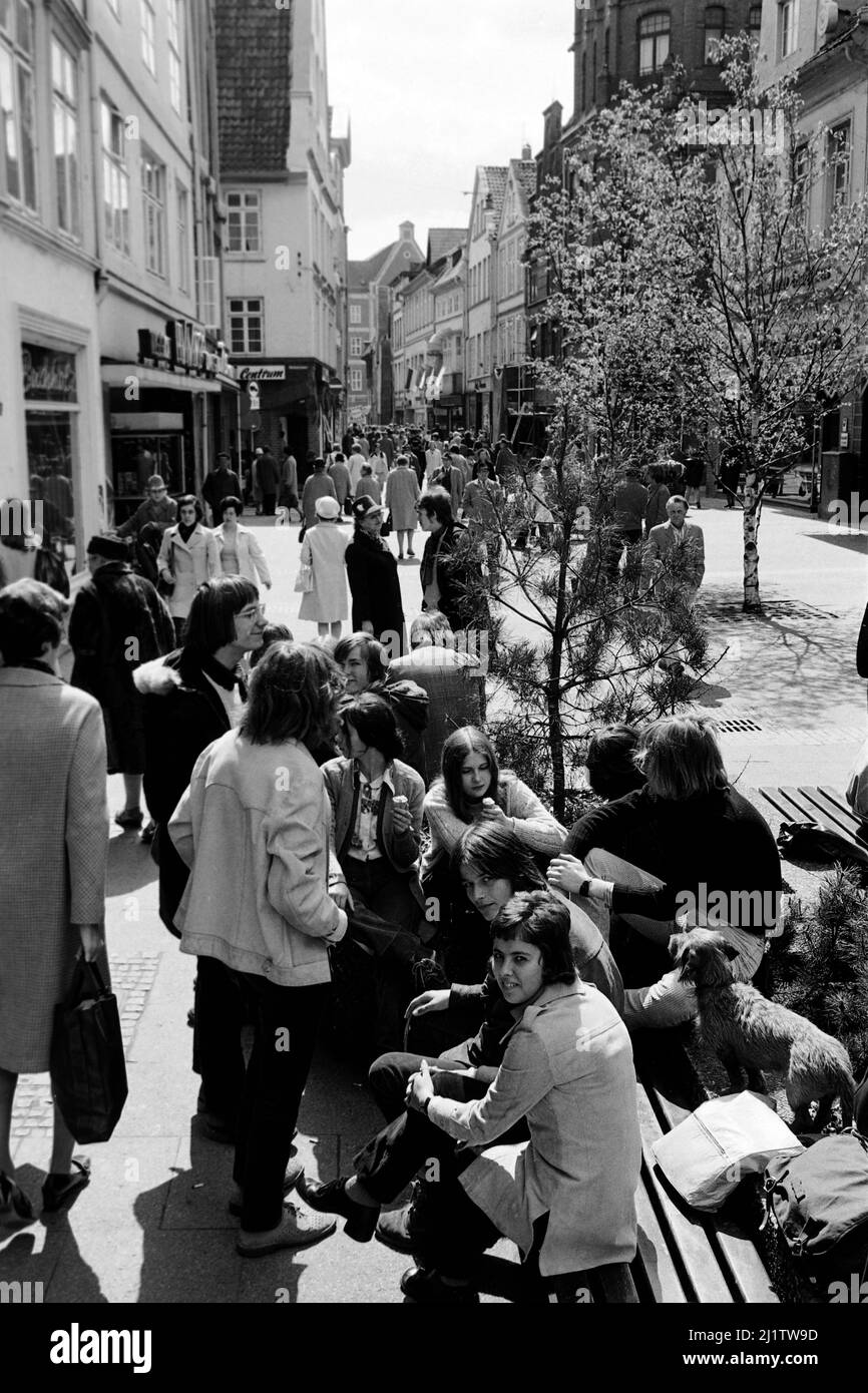 Am Sande im Stadtzentrum von Lüneburg, 1970. Am Sande square and shopping street in downtown Lüneburg, 1970. Stock Photo