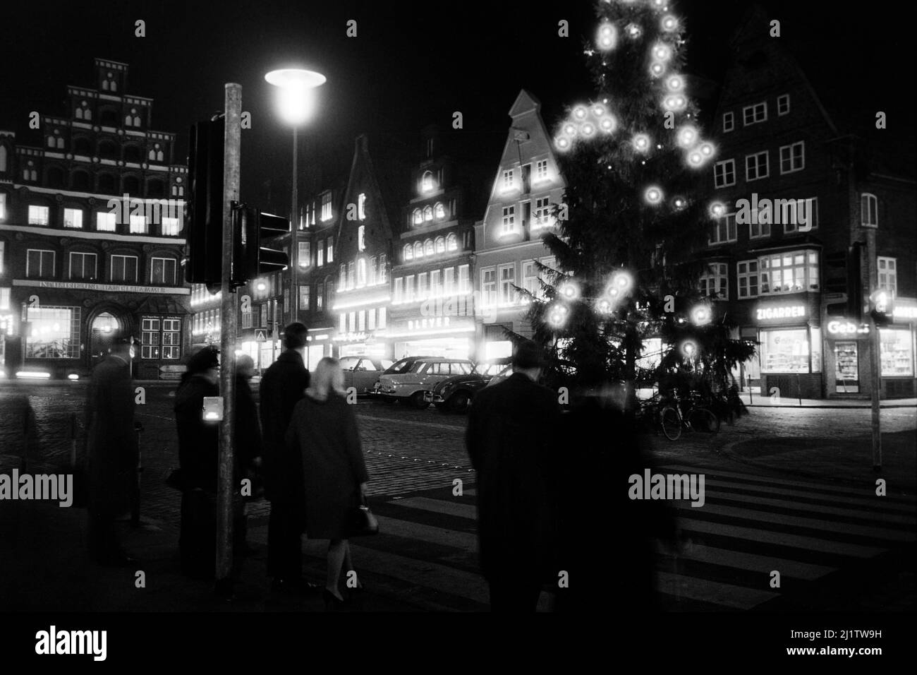 Füßgängerüberweg am Am Sande im Statdzentrum von Lüneburg, 1962. Pelicon passing at Am Sande square in downtown Lüneburg, 1962. Stock Photo