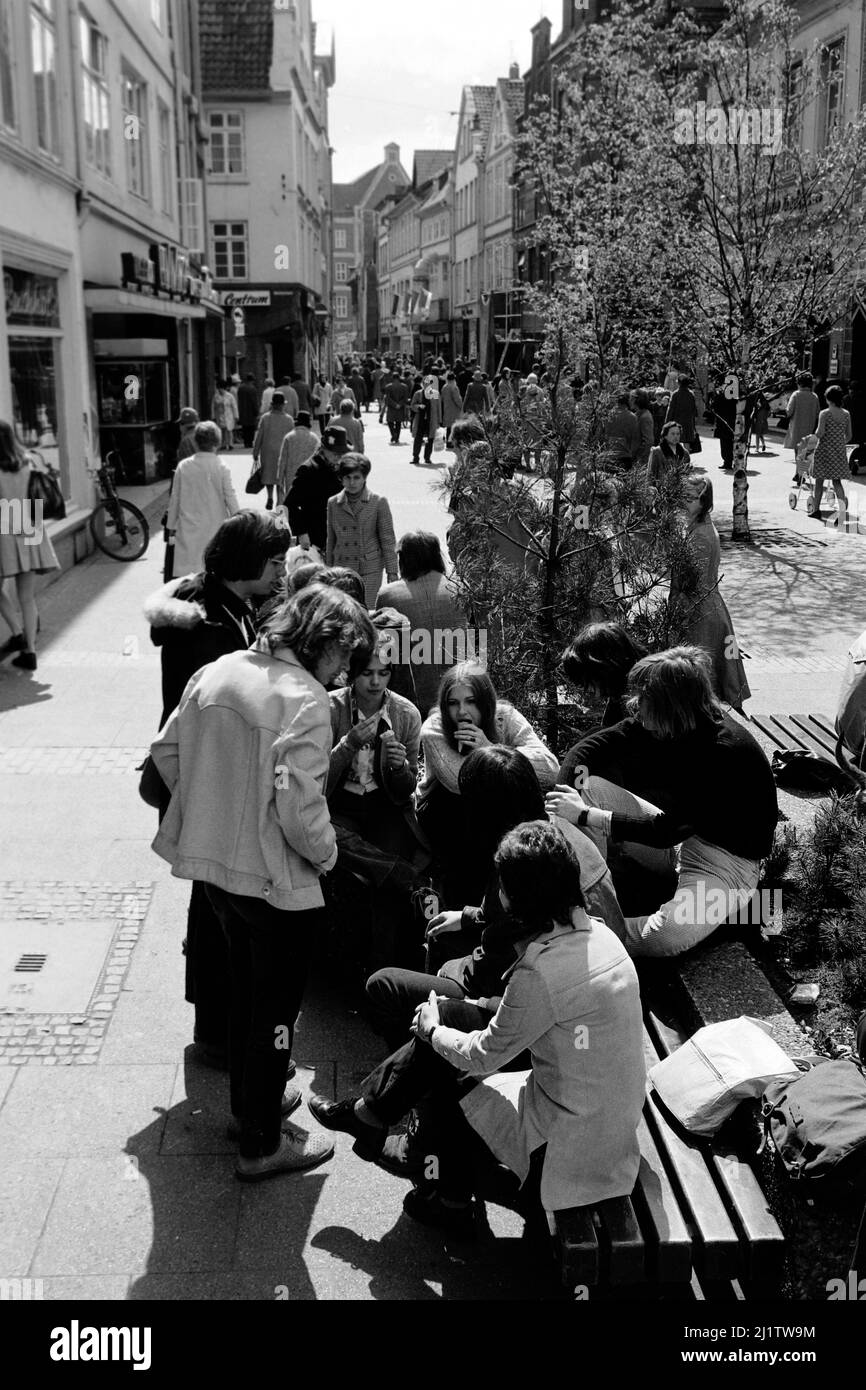 Am Sande im Stadtzentrum von Lüneburg, 1970. Am Sande square and shopping street in downtown Lüneburg, 1970. Stock Photo