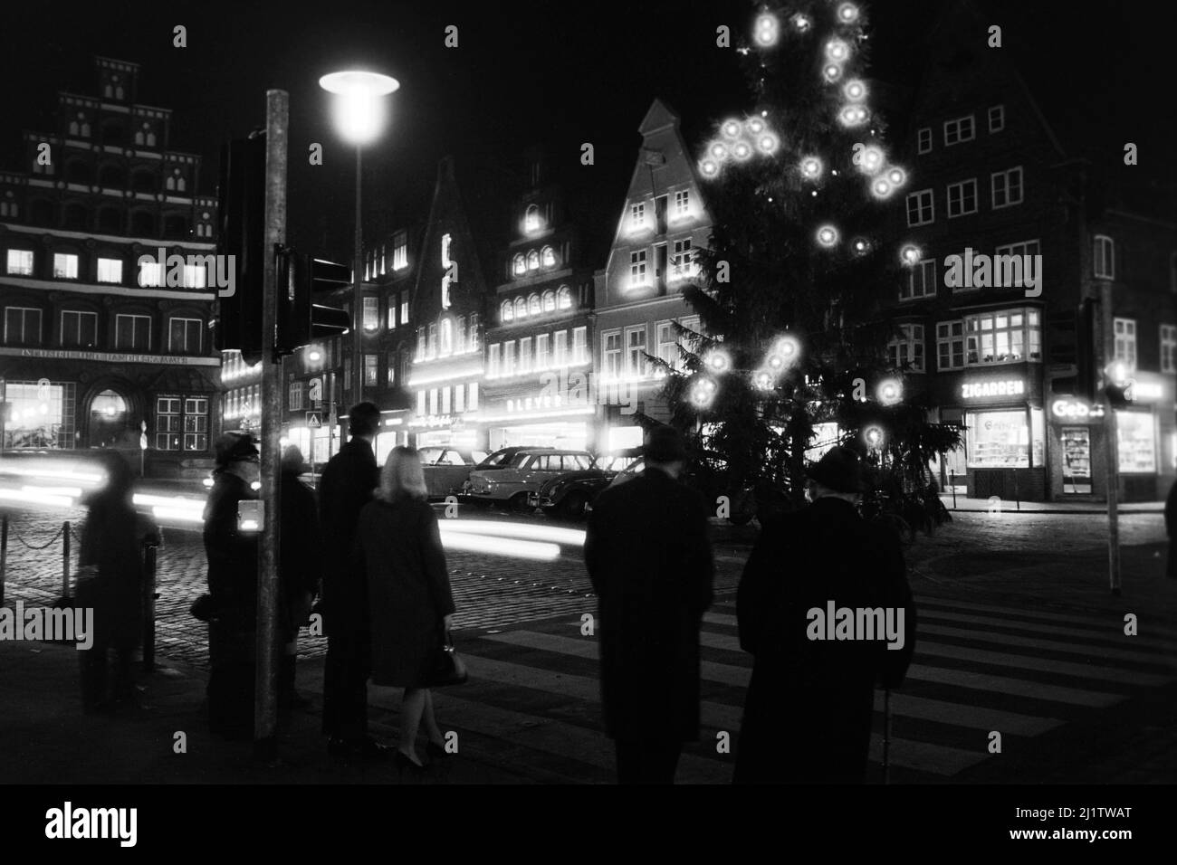 Füßgängerüberweg am Am Sande im Statdzentrum von Lüneburg, 1962. Pelicon passing at Am Sande square in downtown Lüneburg, 1962. Stock Photo