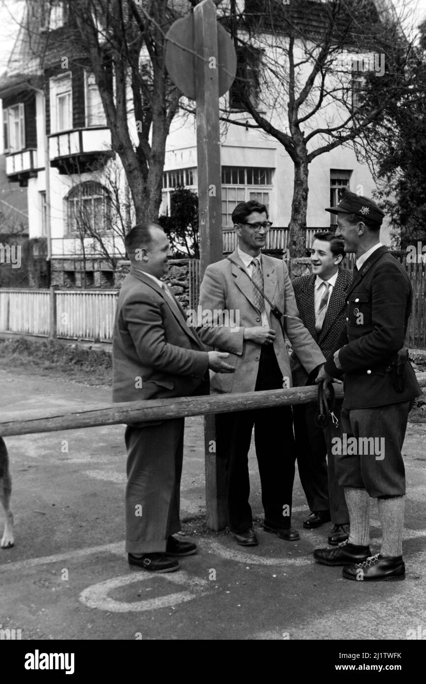 Besucher am Grenzübergang zur Tschechoslowakei, Bayerisch Eisenstein, 1958. Visitors at the border check point with Czechoslovakia at Bayerisch Eisenstein, 1958. Stock Photo