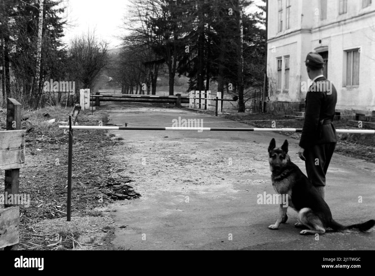 Beamter am Grenzübergang zur Tschechoslowakei, Bayerisch Eisenstein, 1958. Civil servant at the border check point with Czechoslovakia at Bayerisch Eisenstein, 1958. Stock Photo