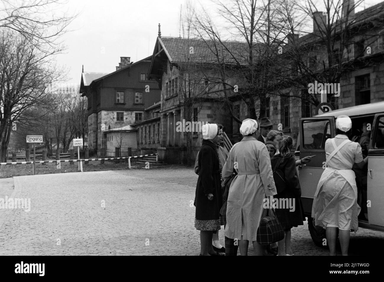 Bahnhofsgebäude in Bayerisch Eisenstein, deutscher Grenzübergang in die Tschechoslowakei, 1958. Train station at Bayerisch Eisenstein, German border crossing with Czechoslovakia, 1958. Stock Photo