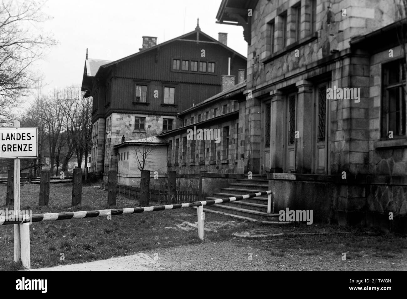 Bahnhofsgebäude in Bayerisch Eisenstein, deutscher Grenzübergang in die Tschechoslowakei, 1958. Train station at Bayerisch Eisenstein, German border crossing with Czechoslovakia, 1958. Stock Photo