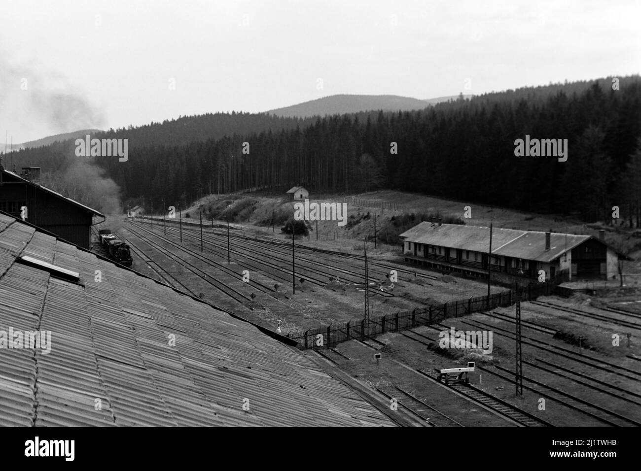 Blick auf stillgelegte Gleise in der Tschechoslowakei von Bayerisch Eisenstein aus, 1958. View of shut down tracks in Czechoslovakia from Bayerisch Eisenstein, 1958. Stock Photo