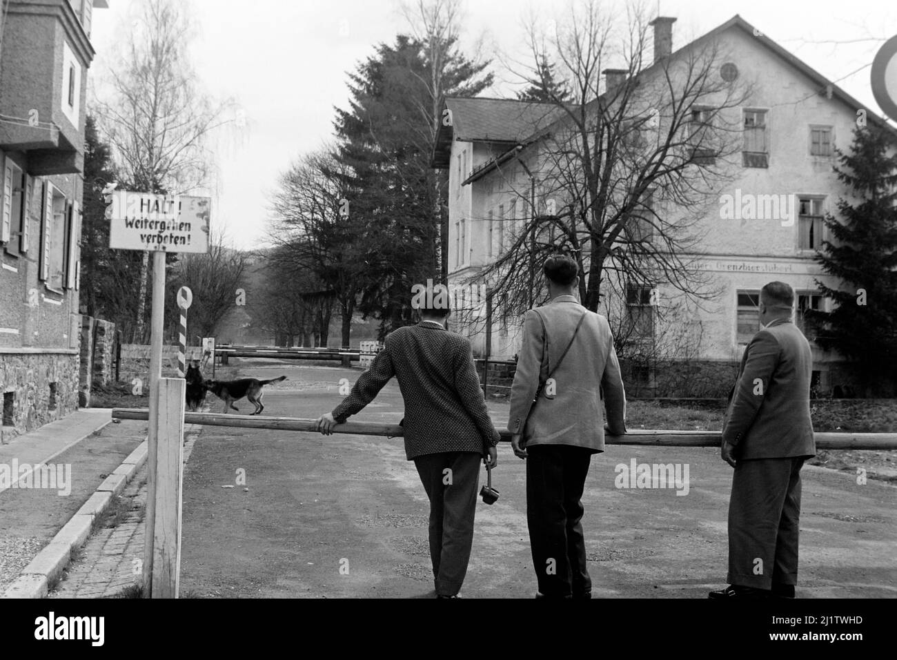 Besucher am Grenzübergang zur Tschechoslowakei, Bayerisch Eisenstein, 1958. Visitors at the border check point with Czechoslovakia at Bayerisch Eisenstein, 1958. Stock Photo