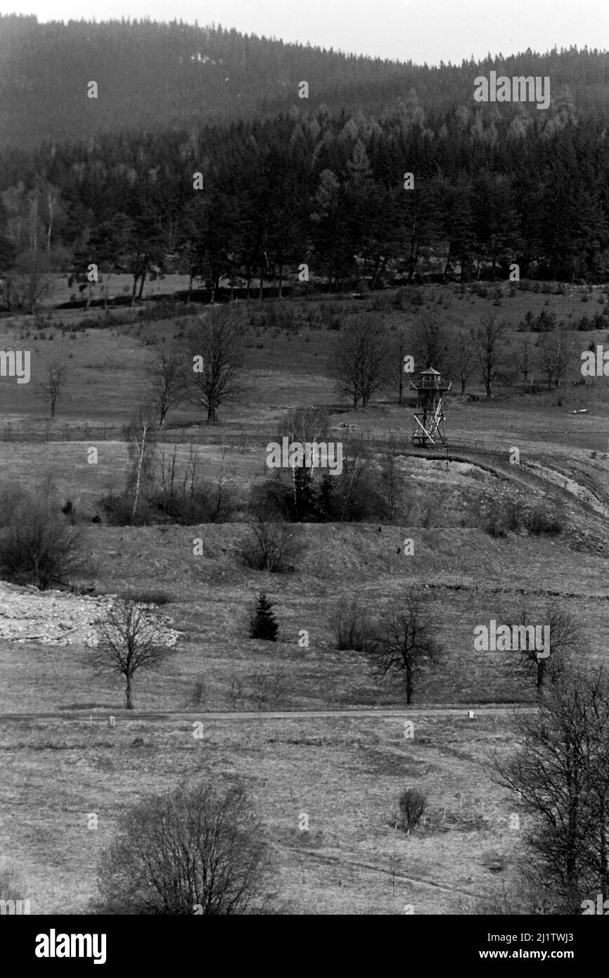 Blick auf den Bayerischen Wald und die Grenze zur Tschechoslowakei bei Bayerisch Eisenstein, 1958. View of the Bavarian Forest and the borderline with Czechoslovakia at Bayerisch Eisenstein, 1958. Stock Photo