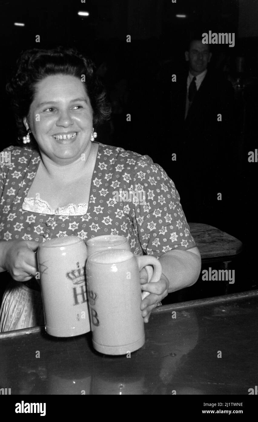 Betrieb im Münchner Hofbräuhaus am Platzl, 1957. Business at the Hofbräuhaus at Munich's Platzl, 1957. Stock Photo