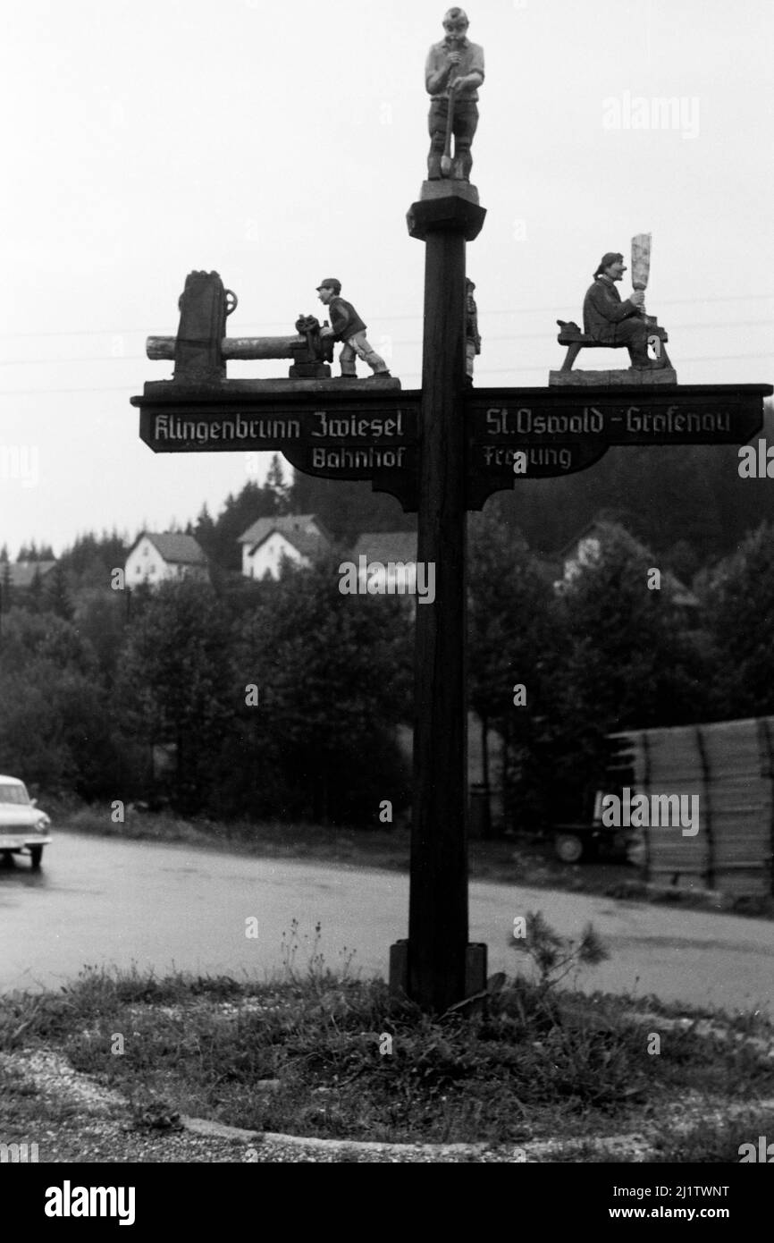 Aus Holz geschnitzer Wegweiser im Bayerischen Wald, 1965. Wood-carved signpost in the Bavarian Forest, 1965. Stock Photo