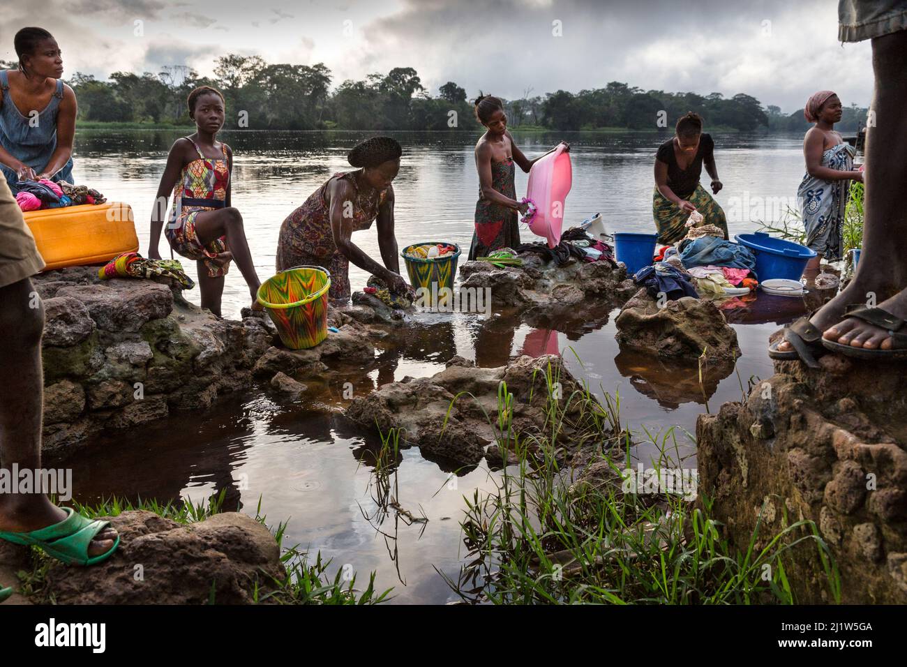 https://c8.alamy.com/comp/2J1W5GA/local-women-washing-clothes-in-river-oshwe-democratic-republic-of-the-congo-2J1W5GA.jpg