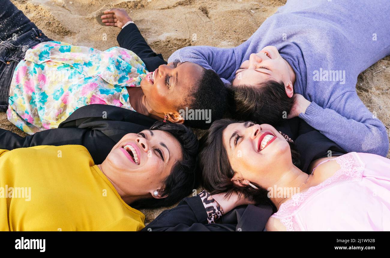 Group black women on beach hi-res stock photography and images - Alamy