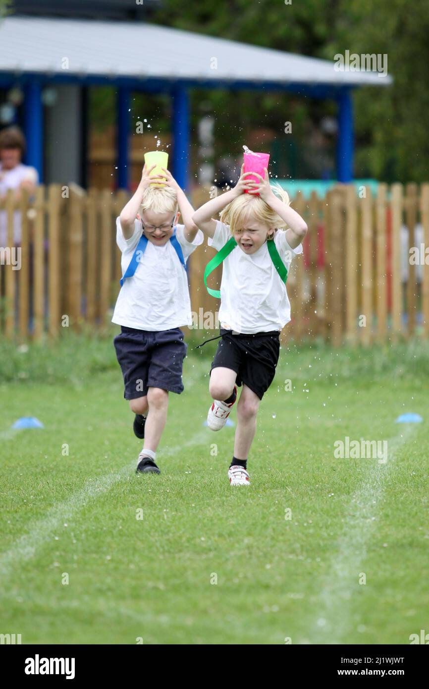 running-races-at-primary-school-sportsday-stock-photo-alamy
