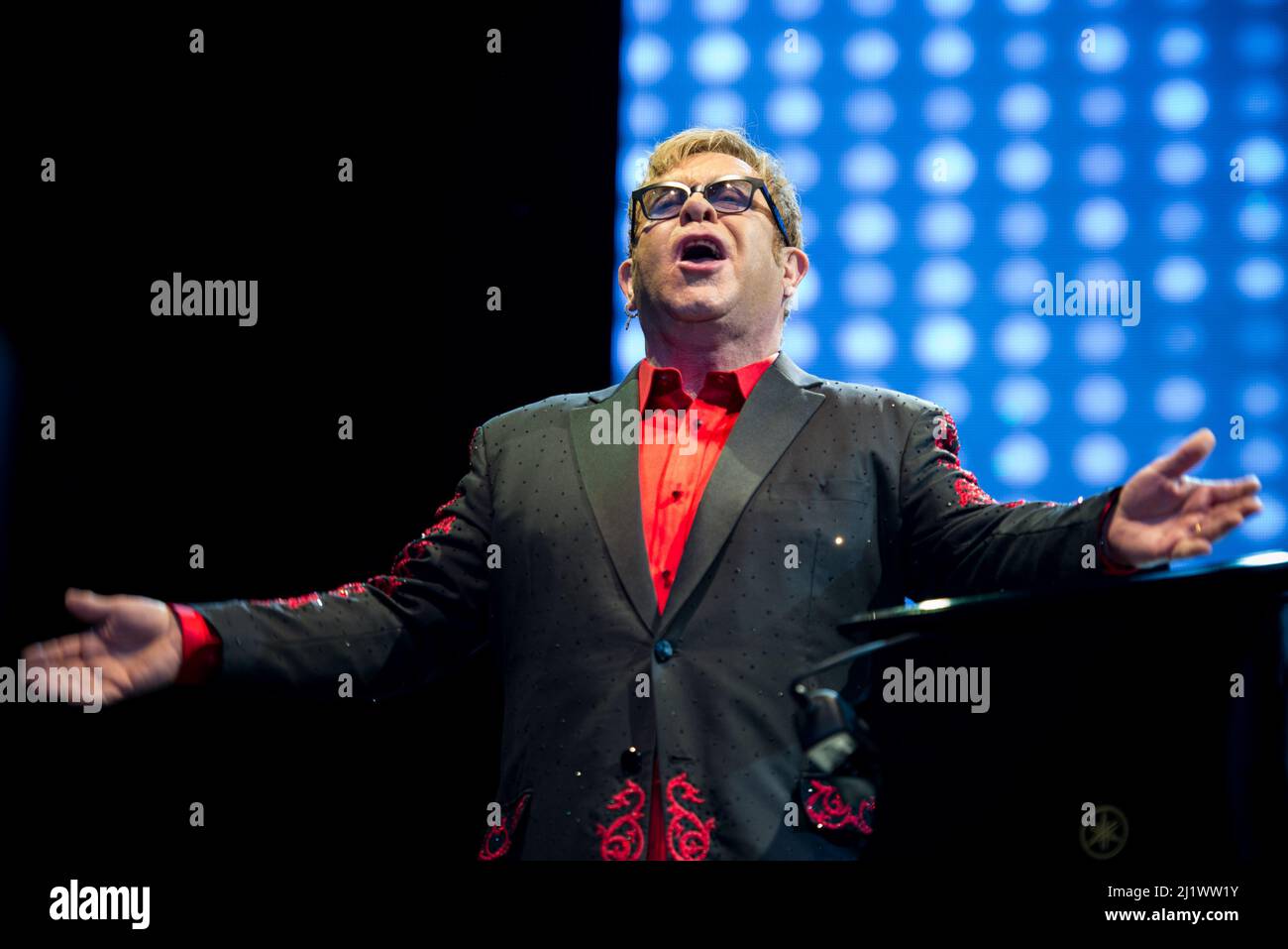 English musician sir elton john hi-res stock photography and images - Alamy