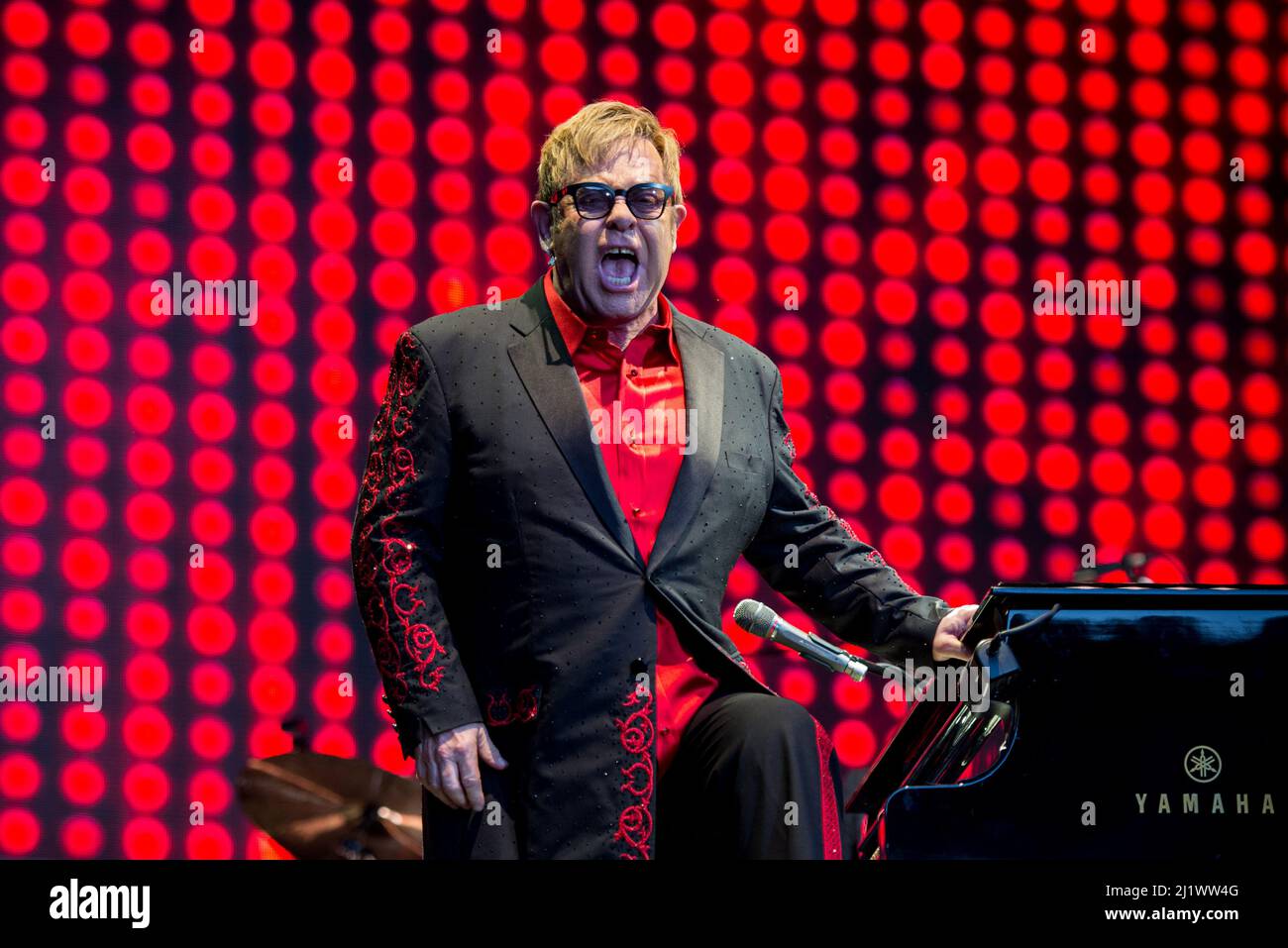 Singer sir elton john hi-res stock photography and images - Alamy
