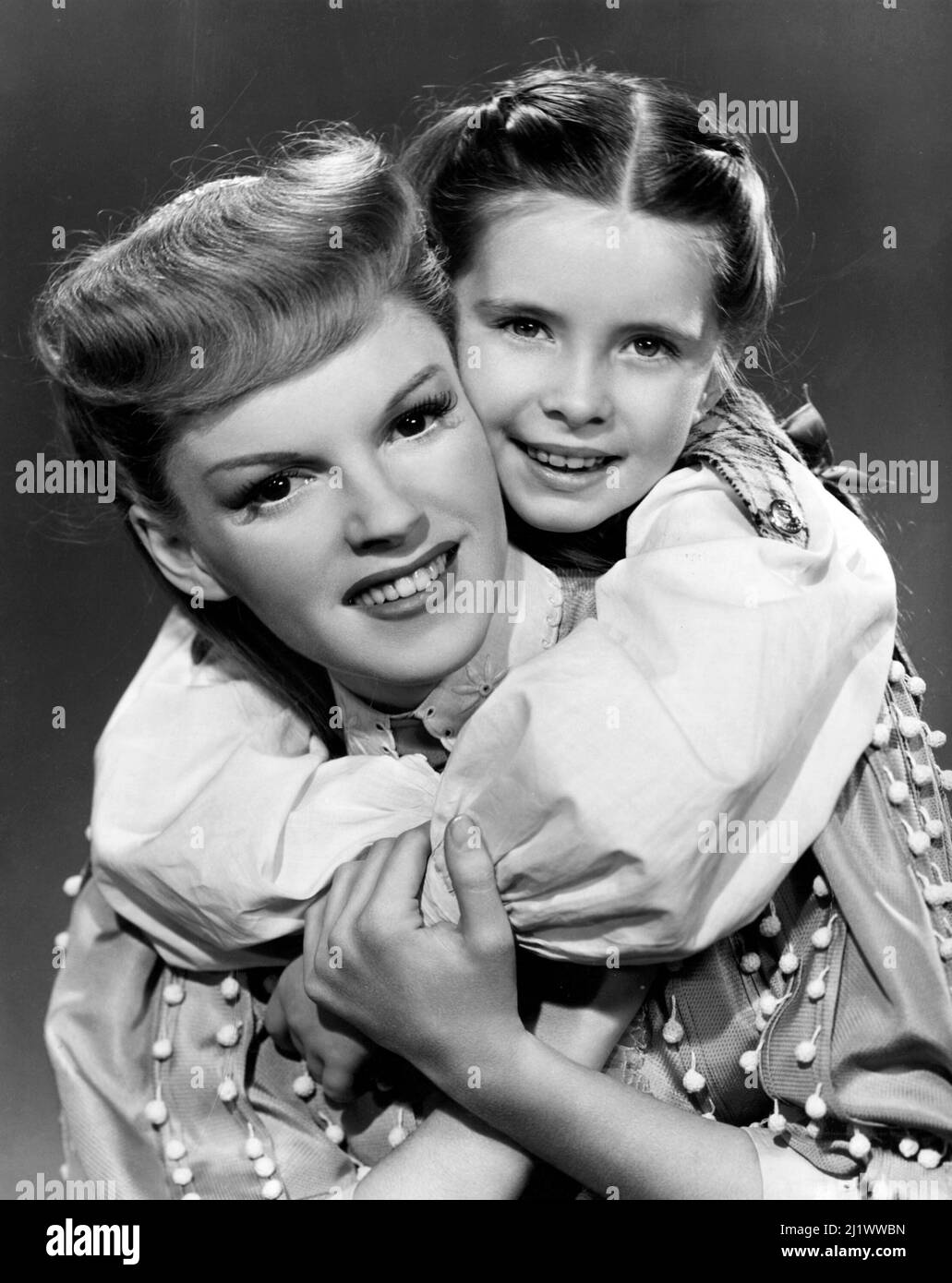 JUDY GARLAND and MARGARET O'BRIEN in MEET ME IN ST. LOUIS (1944), directed by VINCENTE MINNELLI. Credit: M.G.M. / Album Stock Photo