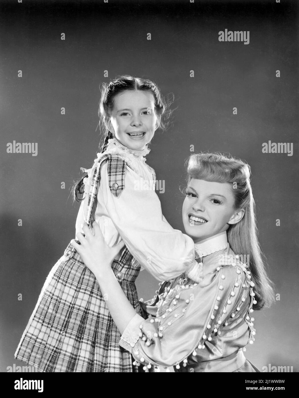 JUDY GARLAND and MARGARET O'BRIEN in MEET ME IN ST. LOUIS (1944), directed by VINCENTE MINNELLI. Credit: M.G.M. / Album Stock Photo