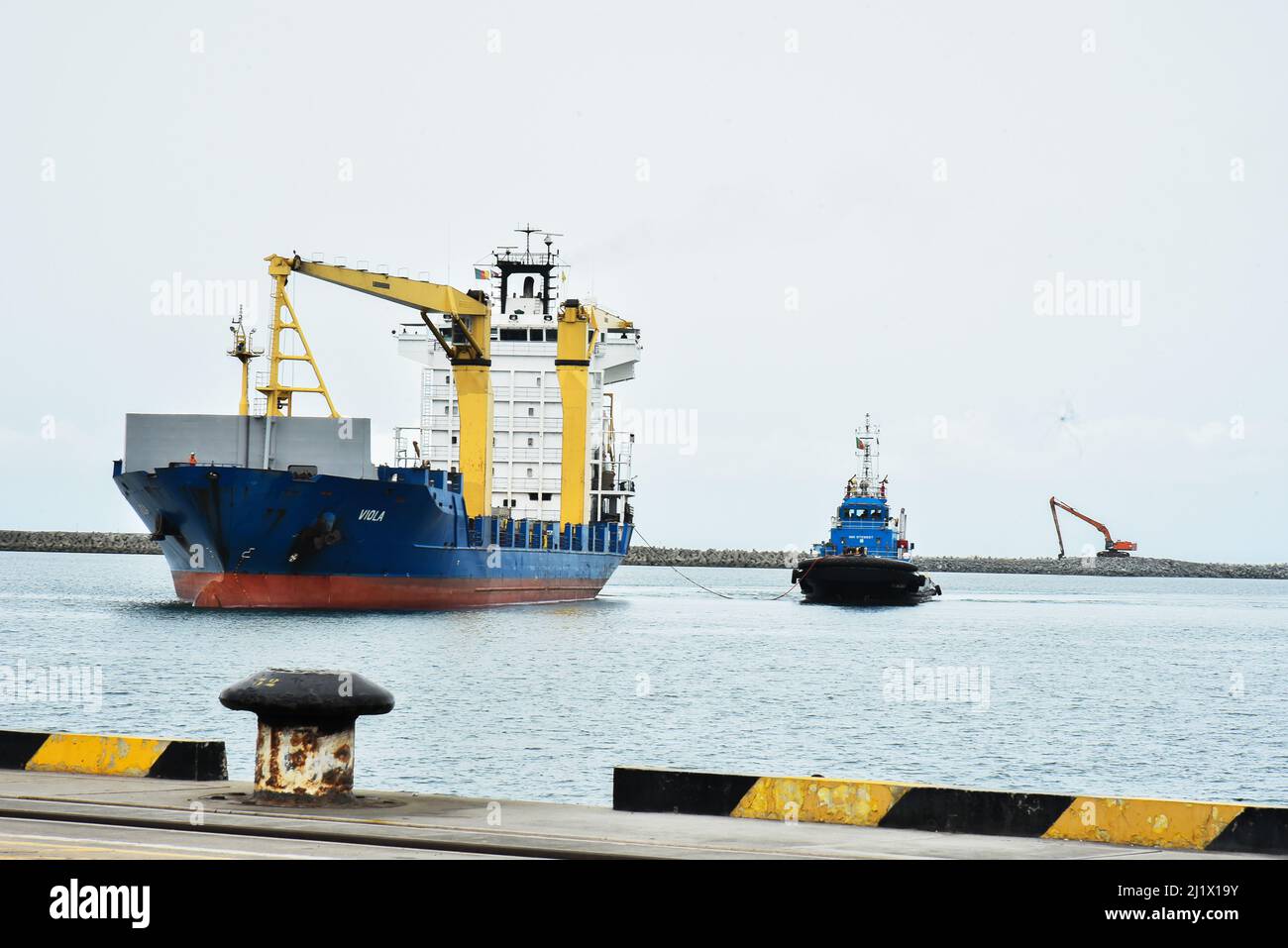 Kribi. 15th Mar, 2022. Photo taken on March 15, 2022 shows a boat docking at Kribi Deep Seaport, Kribi, Cameroon. TO GO WITH 'Feature: Chinese-built port, highway in Cameroon boost economy, regional trade' Credit: Kepseu/Xinhua/Alamy Live News Stock Photo