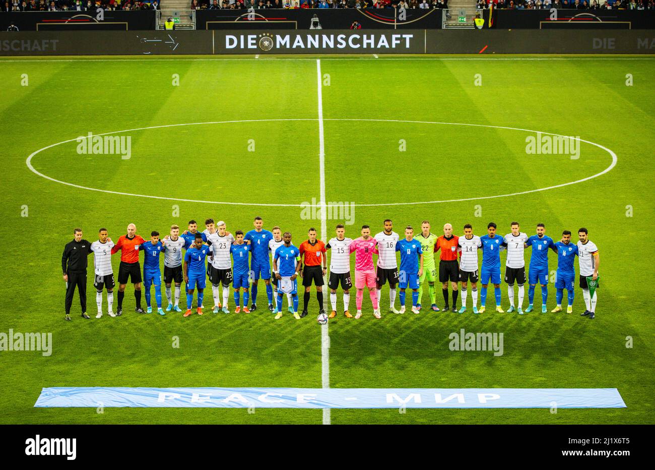 Mannschaften von Deutschland und  Israel stehen gemeinsam für den Frieden  26.03.2022, Fussball; DFB, Saison 2021/22  Foto: Moritz Müller  Copyright ( Stock Photo