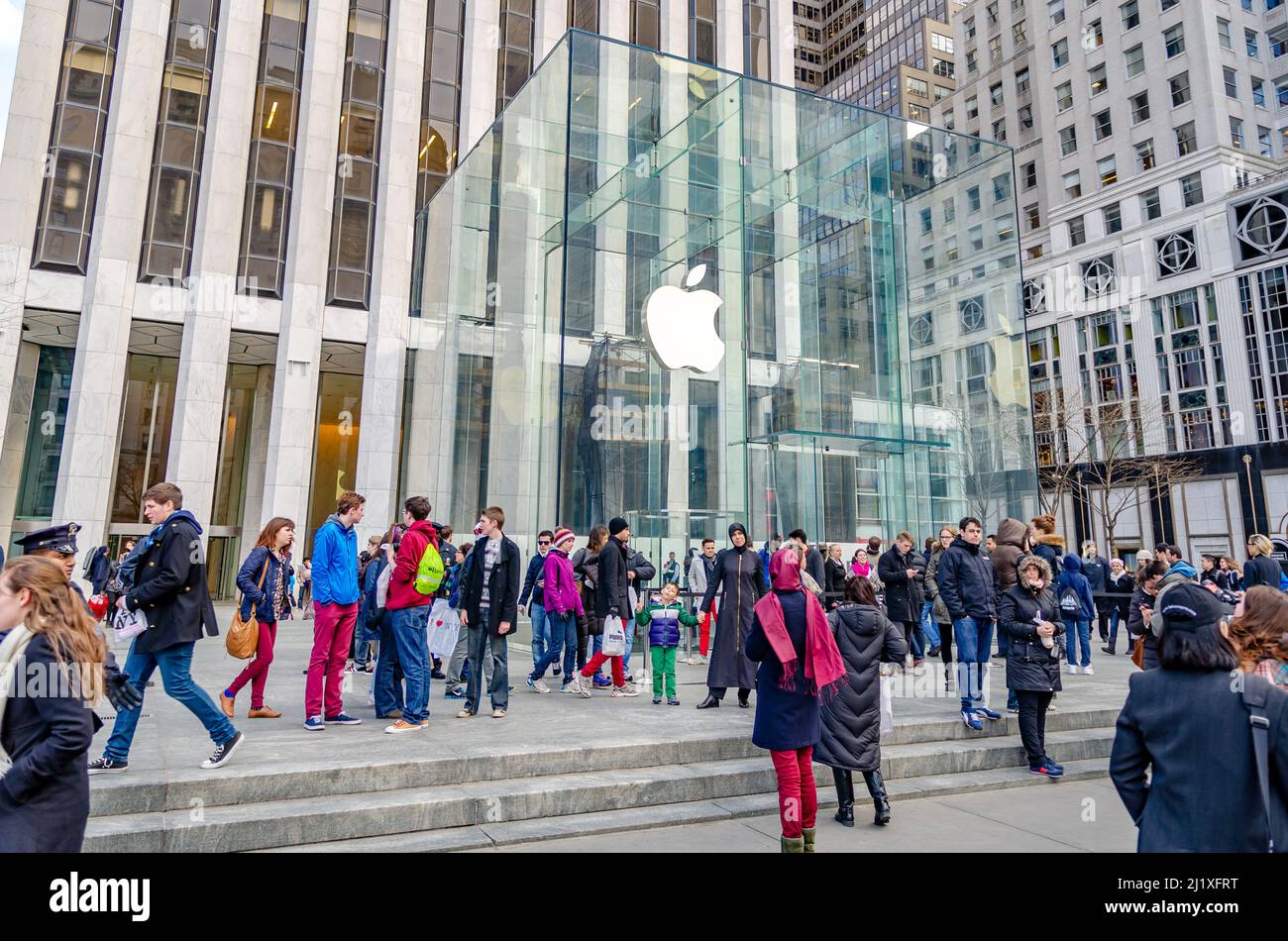 Apple store on Fifth Avenue in Manhattan, New York City, USA, North America  Stock Photo - Alamy