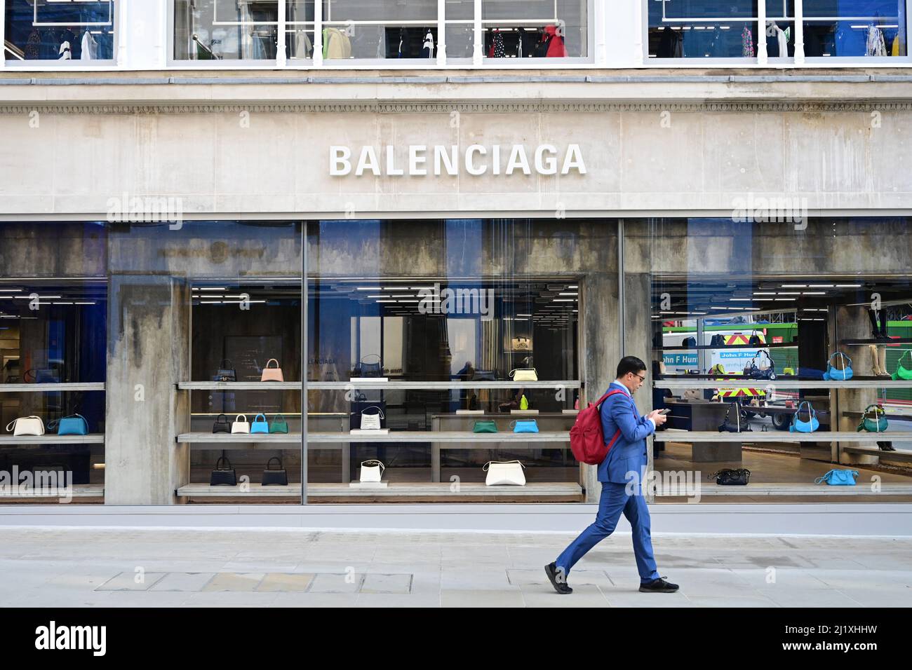 fritaget Kan Gammeldags New Bond Street, London, UK. 28 March 2022. Opening day for the new  Balenciaga flagship store with concrete Brutalist architectural style.  Credit: Malcolm Park/Alamy Live News Stock Photo - Alamy