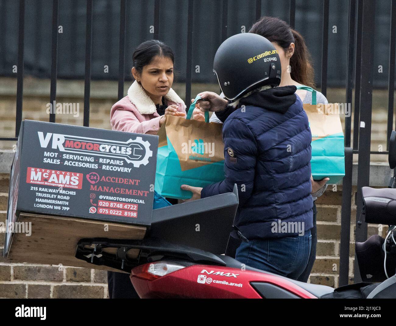 London, UK. 27th Mar, 2022. AKSHATA MURTY (left), wife of Chancellor RISHI SUNAK, is seen receiving a Deliveroo food delivery at lunch time, at the rear entrance to Downing Street in Westminster. Last week the Chancellor delivered is Spring Statement, which include a series of measures aimed at easing the growing cost of living crisis. Photo credit: Ben Cawthra/Sipa USA **NO UK SALES** Credit: Sipa USA/Alamy Live News Stock Photo