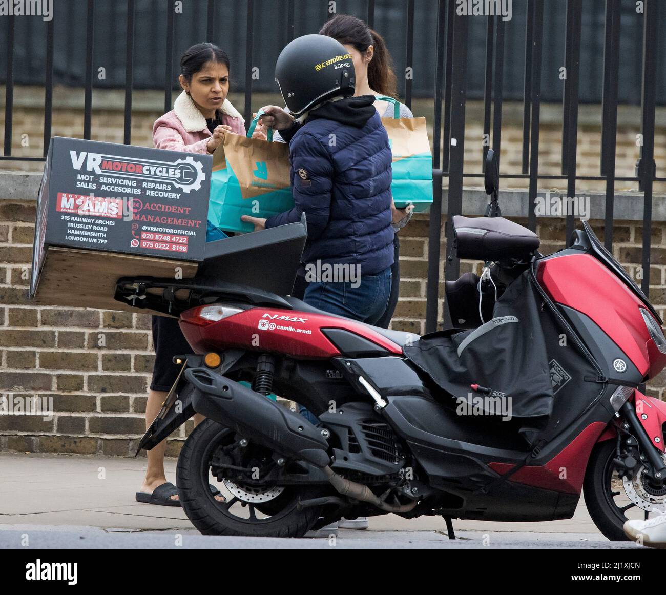 London, UK. 27th Mar, 2022. AKSHATA MURTY (left), wife of Chancellor RISHI SUNAK, is seen receiving a Deliveroo food delivery at lunch time, at the rear entrance to Downing Street in Westminster. Last week the Chancellor delivered is Spring Statement, which include a series of measures aimed at easing the growing cost of living crisis. Photo credit: Ben Cawthra/Sipa USA **NO UK SALES** Credit: Sipa USA/Alamy Live News Stock Photo