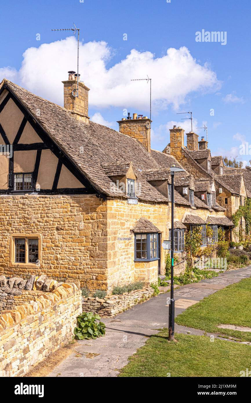 A row of old stone cottages in the High Street in the Cotswold village of Broadway, Worcestershire, England UK Stock Photo