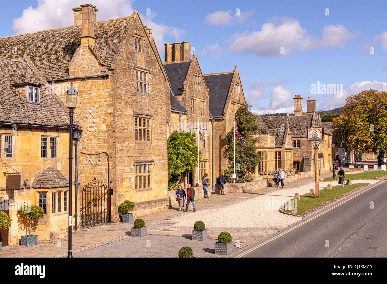 The Lygon Arms Hotel in the High Street of the Cotswold village of Broadway, Worcestershire, England UK Stock Photo