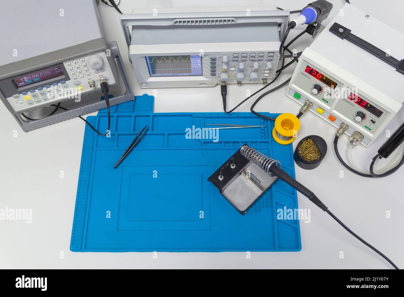 Power supplies and electronic measuring devices in the laboratory