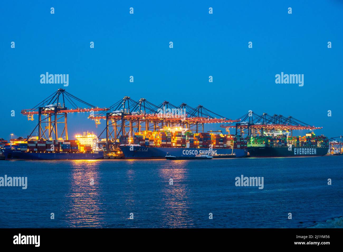 Euromax Container Terminal, Container Frachter, im Seehafen von Rotterdam, Niederlande, Tiefseehafen Maasvlakte 2, auf einer künstlich angelegten Land Stock Photo
