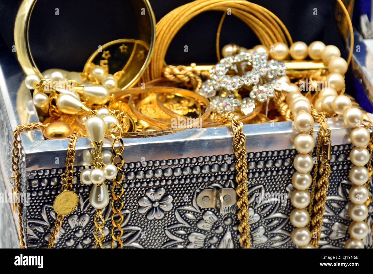 Un tesoro, cofre lleno de joyas, perlas, y oro Stock Photo