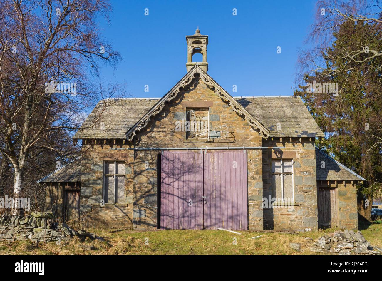 25.03.2022 Amulree, Perthshire, Scotland, UK. Disused barn on the Rob ...