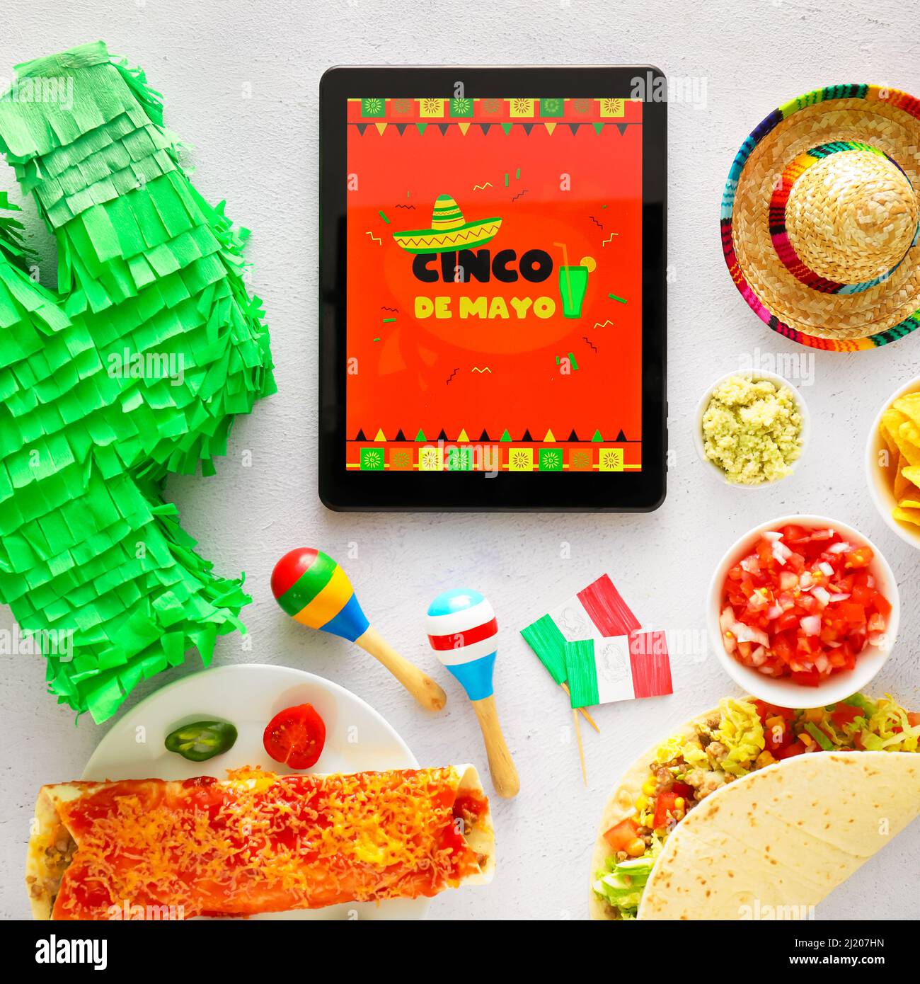 Kansen bord Terminal Traditional Mexican food with pinata, sombrero, maracas and tablet computer  on light background. Cinco de Mayo (Fifth of May) celebration Stock Photo -  Alamy