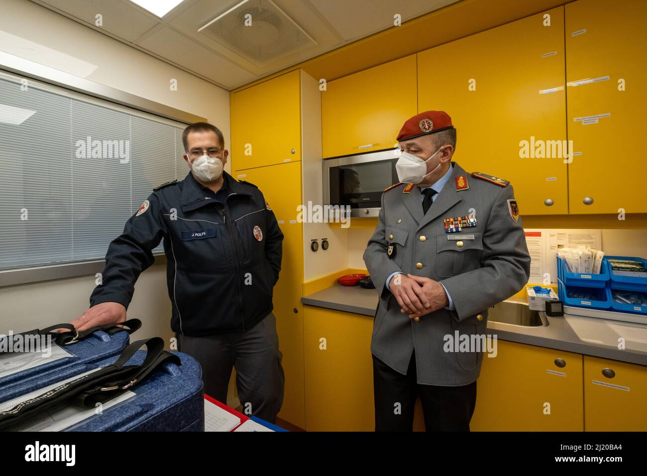 25.02.2022, Germany, Bremen, Bremen - General Carsten Breuer, head of the Corona Crisis Staff, informs himself about the Bremen vaccination campaign i Stock Photo