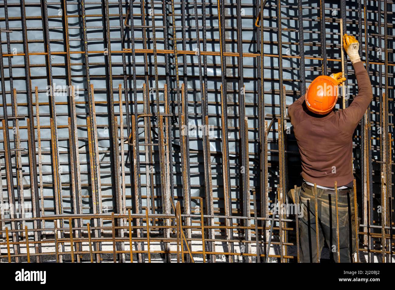 22.03.2022, Germany, North Rhine-Westphalia, Essen - Construction industry, construction workers work on a construction site. Iron trusses is a job ti Stock Photo