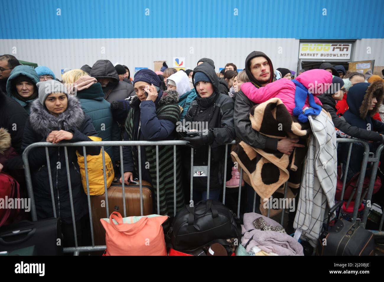 06.03.2022, Poland, Podkarpackie, Mlyny - Ukraine-War: Coordination of the continuation of the journey and accommodation of Ukrainian refugees in the Stock Photo