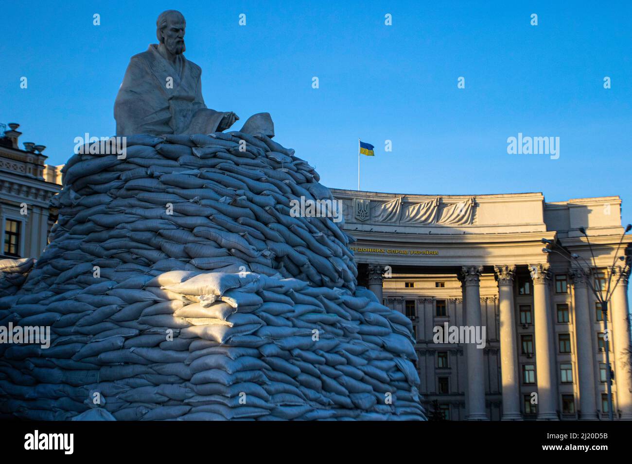 Kyiv, Ukraine. 28th Mar, 2022. The statues in Mykhailivska Square are protected with sandbags. Daily life in the city of Kyiv amid Russian aggression. Credit: SOPA Images Limited/Alamy Live News Stock Photo