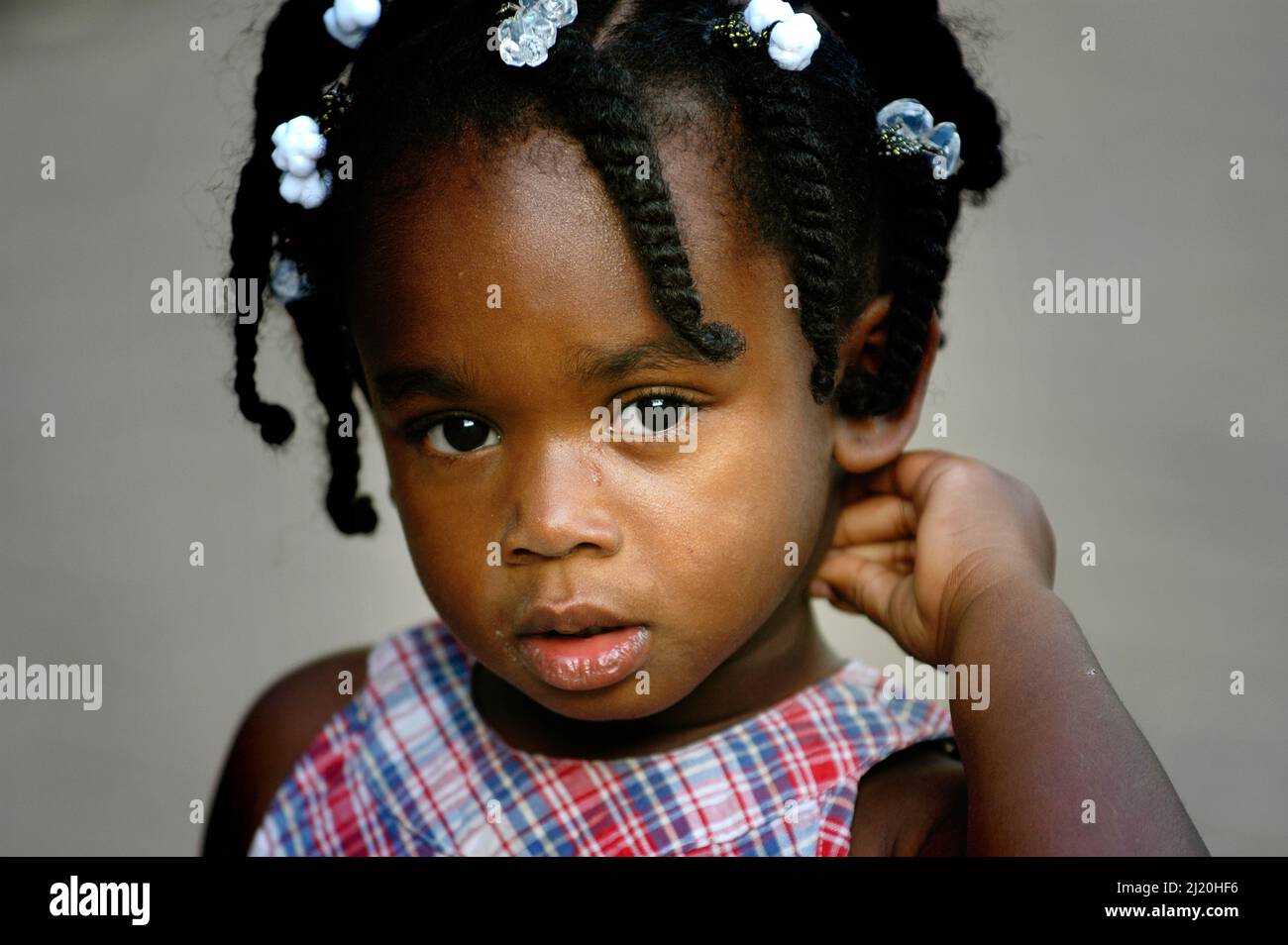 ethnic black afro Little girls, girl, sisters, face with beads in hair, 3 and 5 Stock Photo Alamy