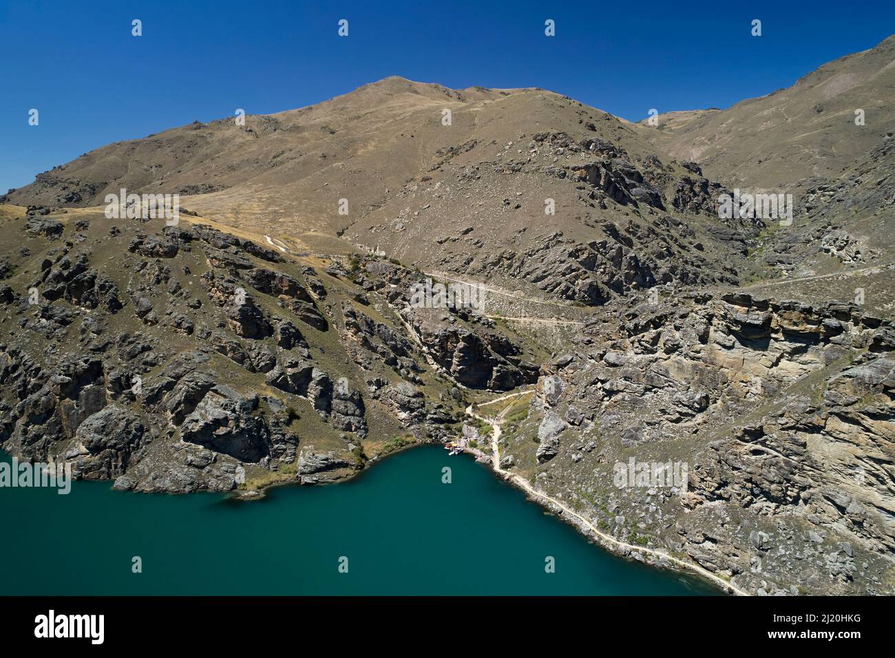 Cairnmuir Gully, Lake Dunstan Cycle Trail and Lake Dunstan, near Cromwell, Central Otago, South Island, New Zealand Stock Photo